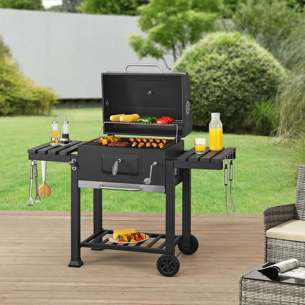 casa.pro Holzkohlegrill Arnad mit Deckel und Thermometer, klappbaren Ablagen, idealer BBQ-Grill mit Rädern, Schwarz, 105x135x47,5 cm